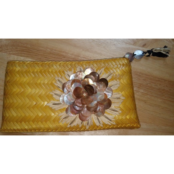 NWOT BEAUTIFUL ADRIENNE VITTADINI WOVEN CLUTCH BAG WITH SHELLS - Picture 3 of 7